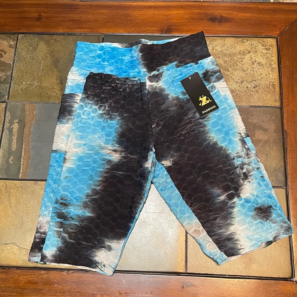 New Women’s Blue active Tie dye biker shorts leggings size L/XL
New